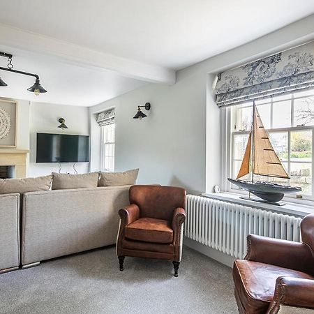 The Belle - A Lovingly Converted Grade II Listed Home From Home In Бейкуел Екстериор снимка