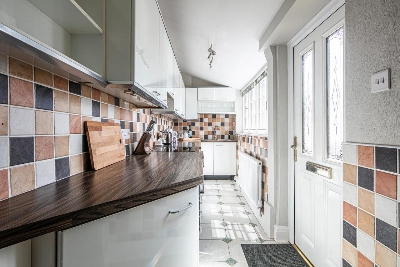 The Belle - A Lovingly Converted Grade II Listed Home From Home In Бейкуел Екстериор снимка